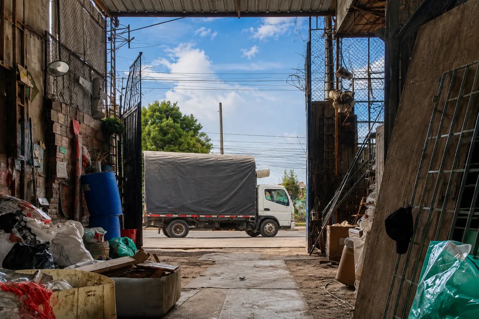 Vehículo de recolección en la sede de ASOPRORECICLAJE